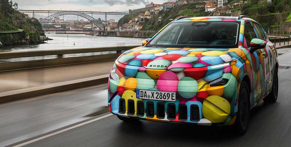 Skoda Epiq f&auml;hrt durch die Stra&szlig;en